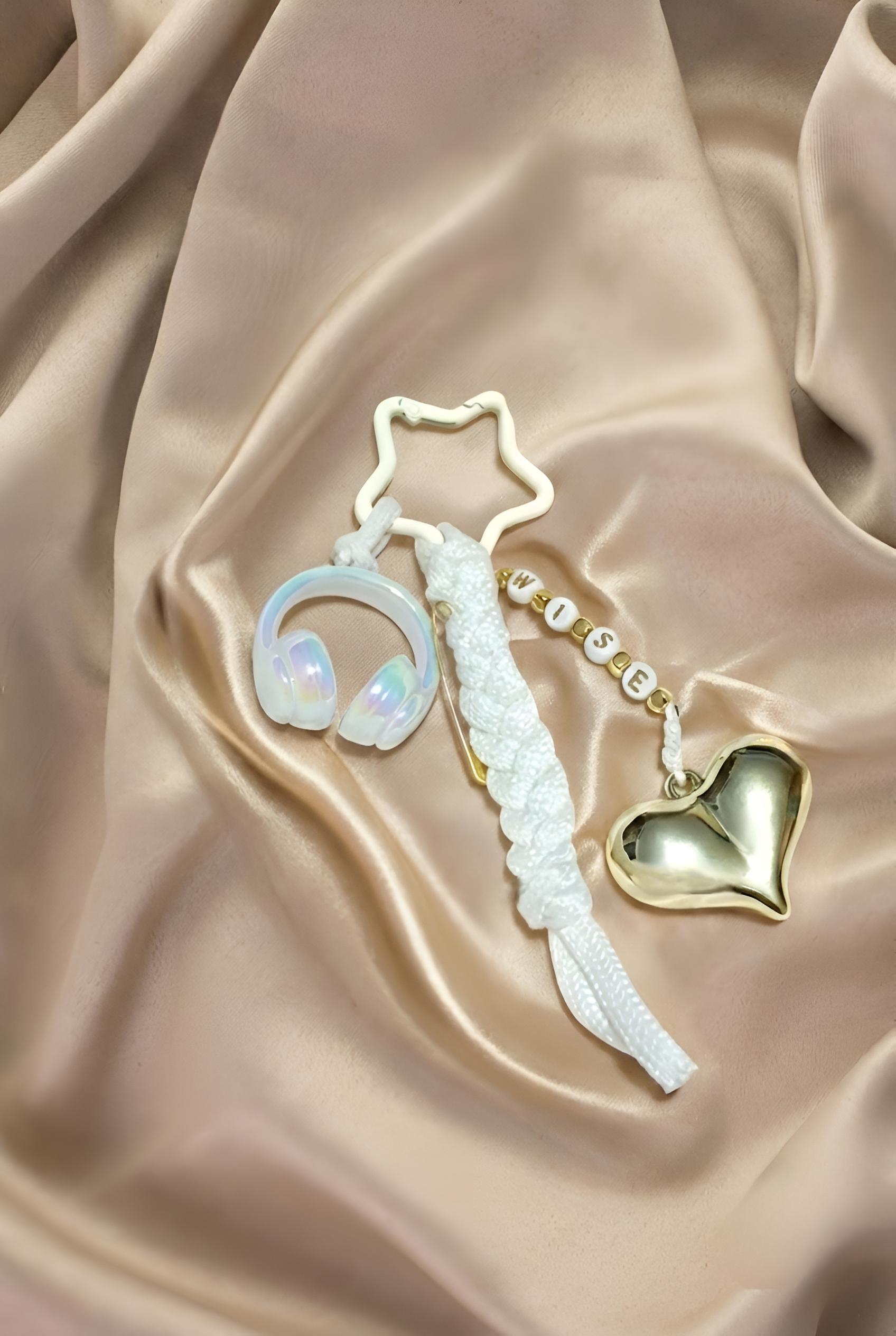 WISE Bag Charm in White and Gold.2